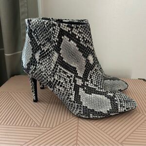 Worthington Heeled Ankle Booties Faux Snakeskin Gray Black White Lorna Casual